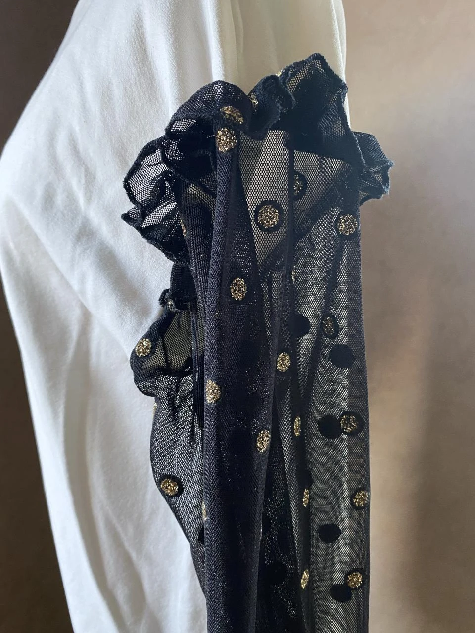 Suéter Rinascimento tamanho 36 branco mangas de voile preto com pontos dourados – chique e original – photo 8